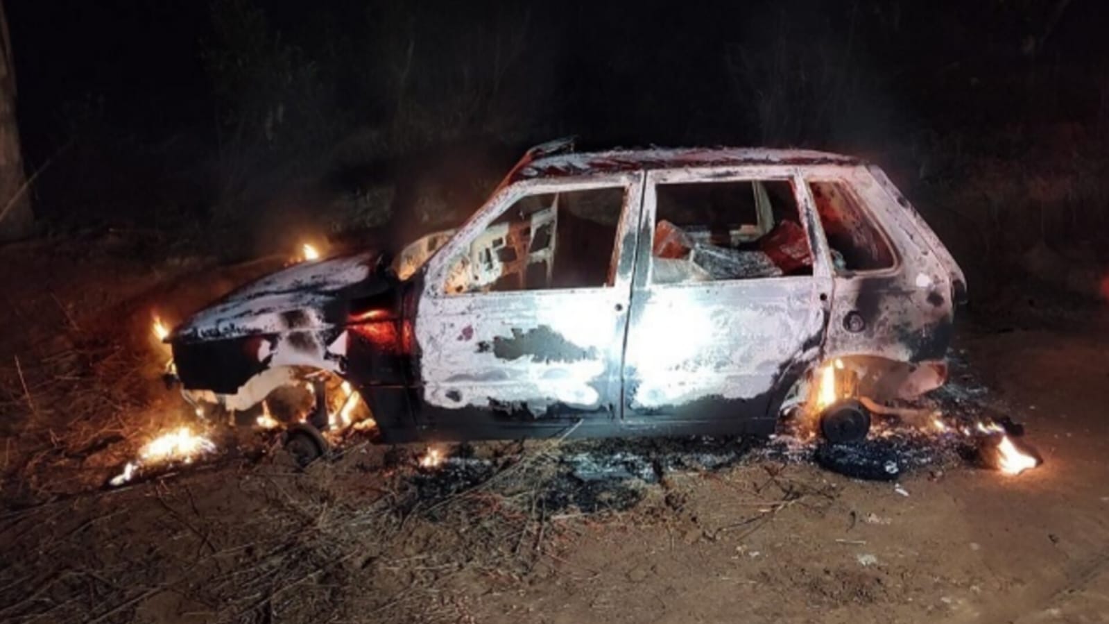 Carro é completamente consumido pelo fogo na BR-282