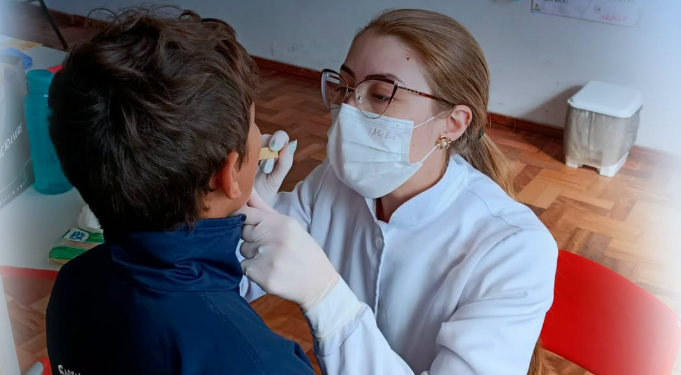 Alunos participam de ação de saúde bucal em escola