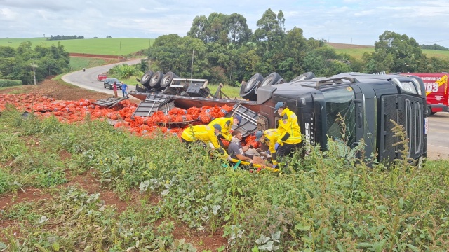 Carreta carregada de cebola tomba na BR-163