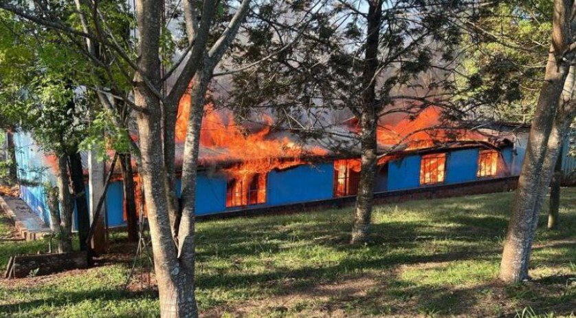 Adolescente de 13 anos é suspeito de incendiar escola