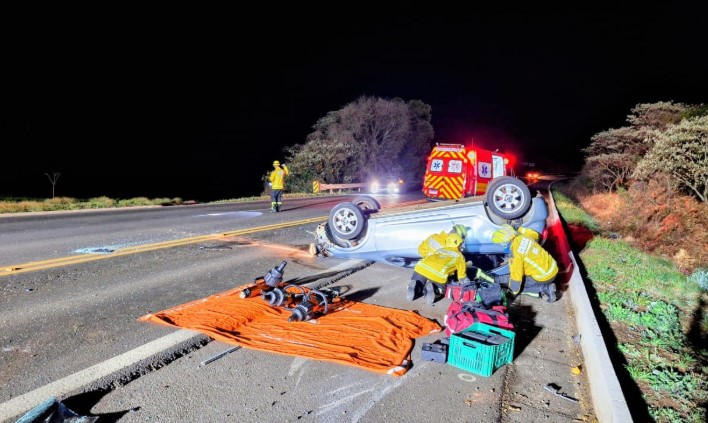 Carro capota e motorista é levado a hospital pelo Corpo de Bombeiros