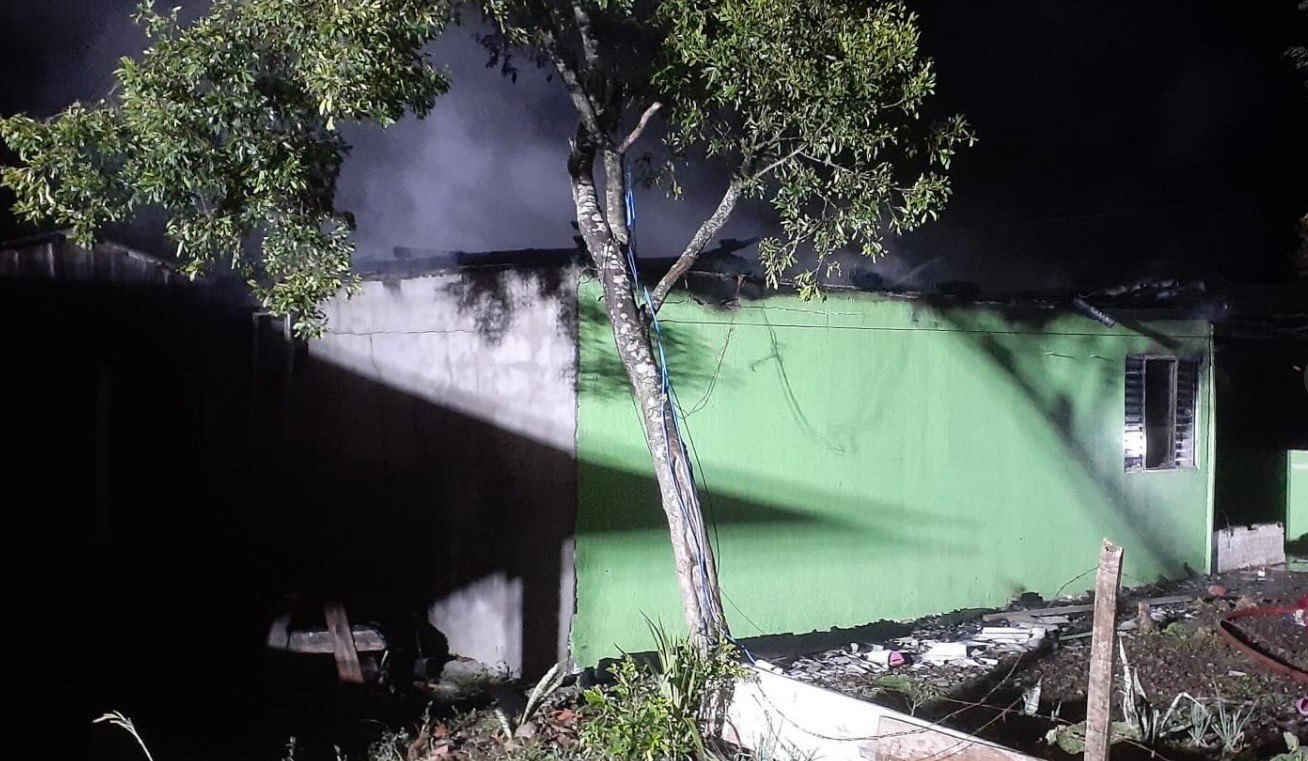 Incêndio destrói casa no bairro São Silvestre