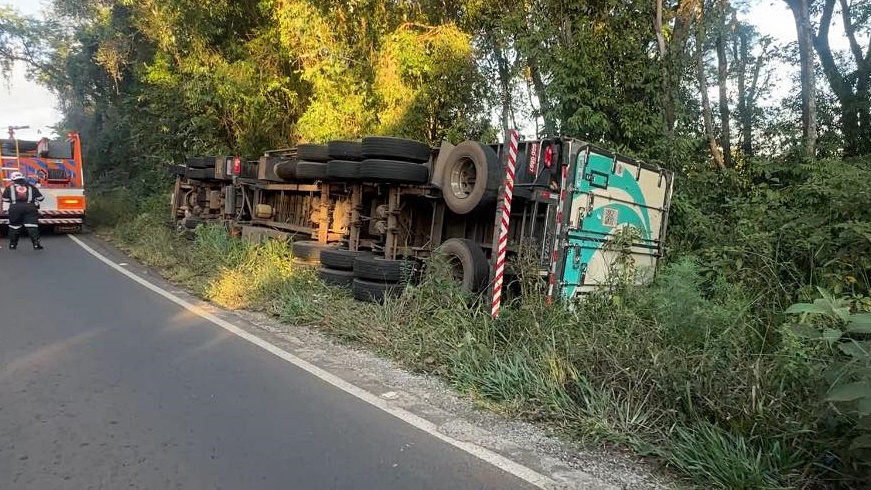 Caminhão capota na PR 481 sentido à Ampére