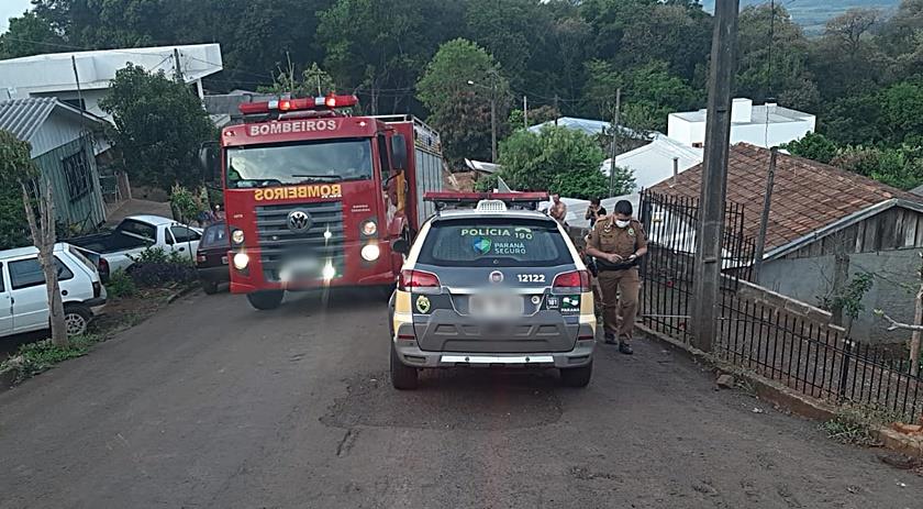 Veículo quase invade residência em saída de pista
