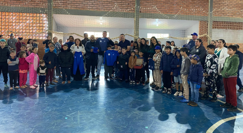 Projeto Escolinha da Associação Nacional entrega kits esportivos para 80 crianças
