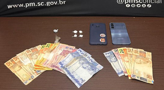Mulher é presa por tráfico de drogas durante operação policial