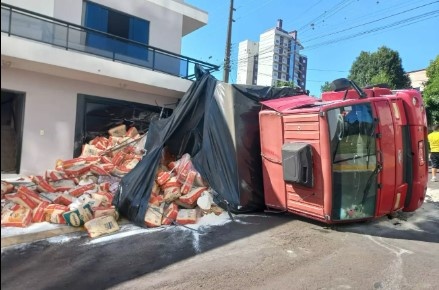 Caminhão desgovernado atropela motorista e tomba em Chapecó