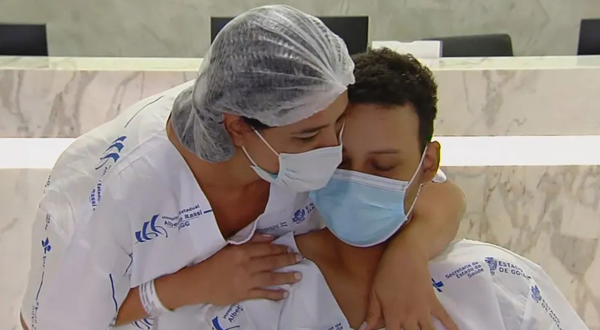 Mãe doa rim para o filho com doença crônica: 'Dando de novo a vida'