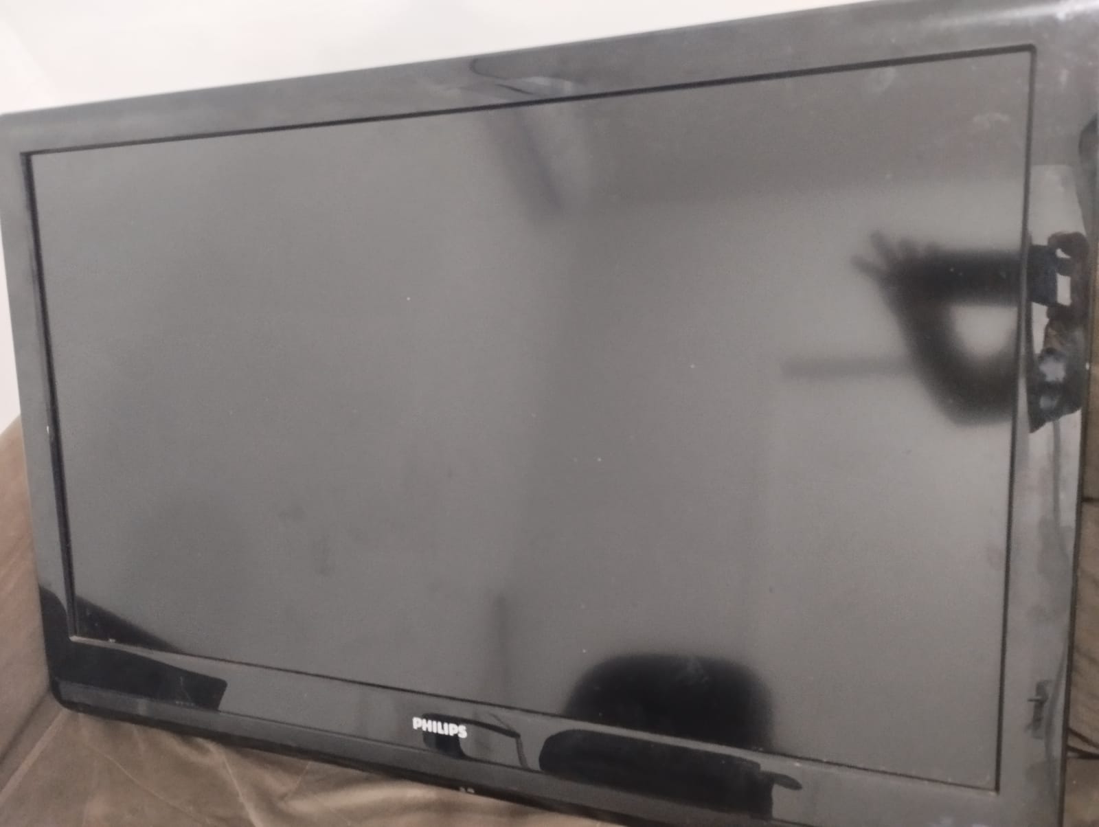 Televisão é abandonada na rua e recolhida pela polícia durante a madrugada