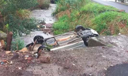 Moradores encontram carro capotado dentro de córrego em cidade de SC