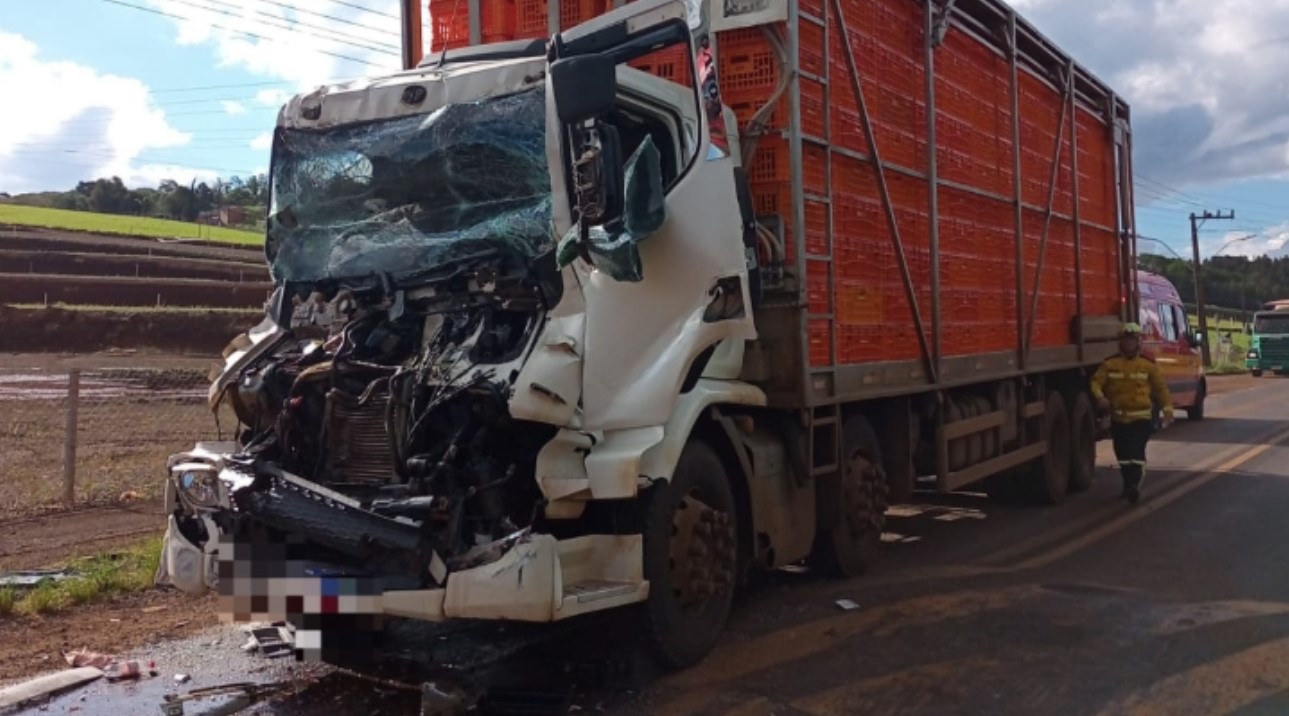 Motorista fica preso nas ferragens em colisão traseira entre caminhão e carreta