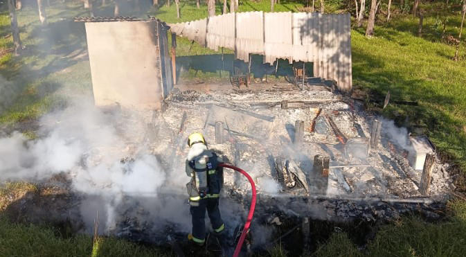 Morador sai para colher pinhão e encontra casa destruída por incêndio em SC