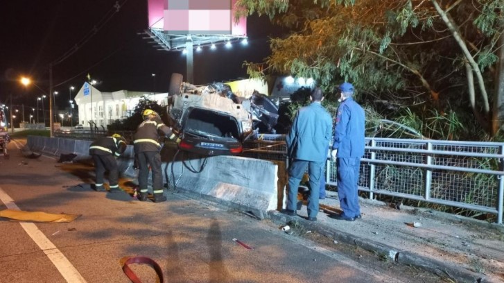 Mulher de 27 anos morre após capotar veículo e parar em cima de mureta de proteção