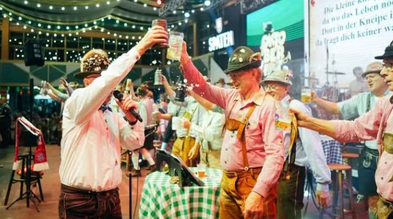 Oktoberfest reforça testes de metanol em bebidas após casos no país
