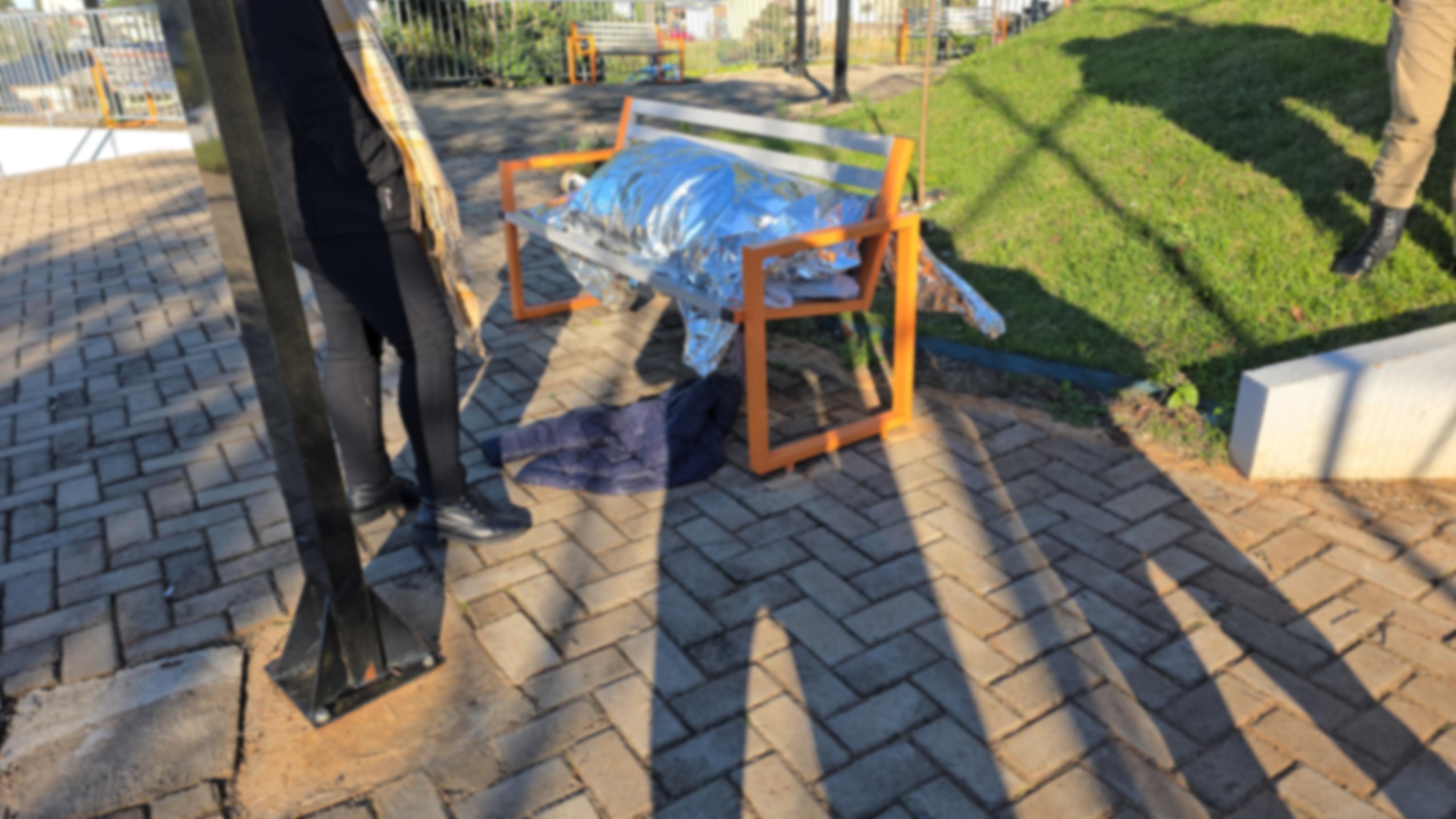 Homem é encontrado morto em banco da Praça Clevelândia