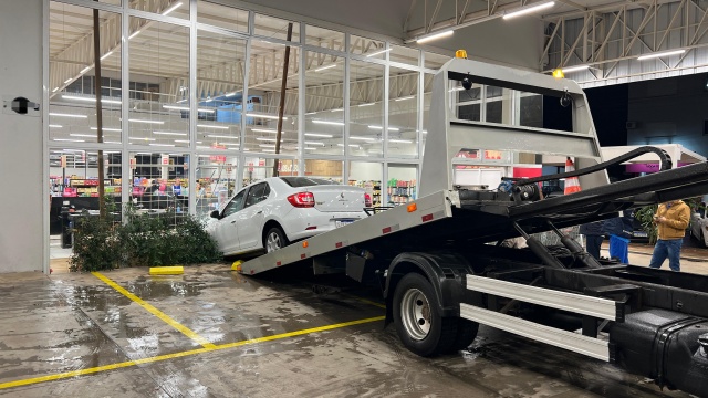 Carro invade mercado após motorista esquecer de acionar freio de mão