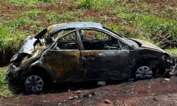Duas pessoas morrem após carro capotar e pegar fogo na SC-480