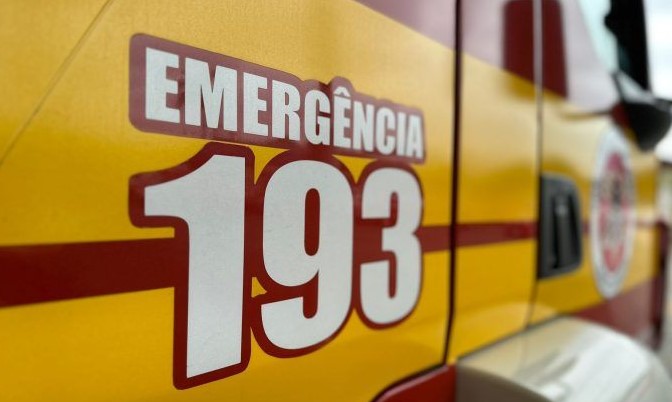 Bombeiros controlam incêndio em estrutura de indústria
