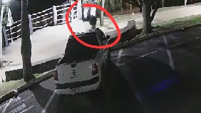 Homem danifica veículo estacionado próximo ao lago