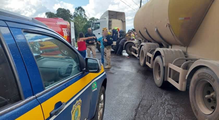 Motociclista vai parar em cima de caminhão após acidente na Willy Barth