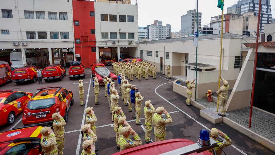 Paraná vai mandar mais 50 bombeiros para o Rio Grande do Sul neste domingo
