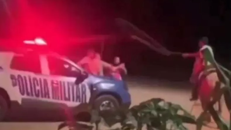 Montado em cavalo, homem laça policial militar no DF