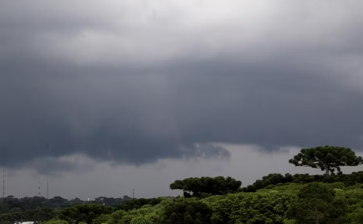 Paraná tem alerta de tempestade com risco de granizo e ventos de até 100 km/h