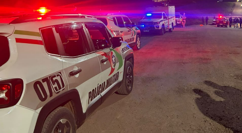 Mulher morre após ser agredida dentro de veículo e companheiro é preso