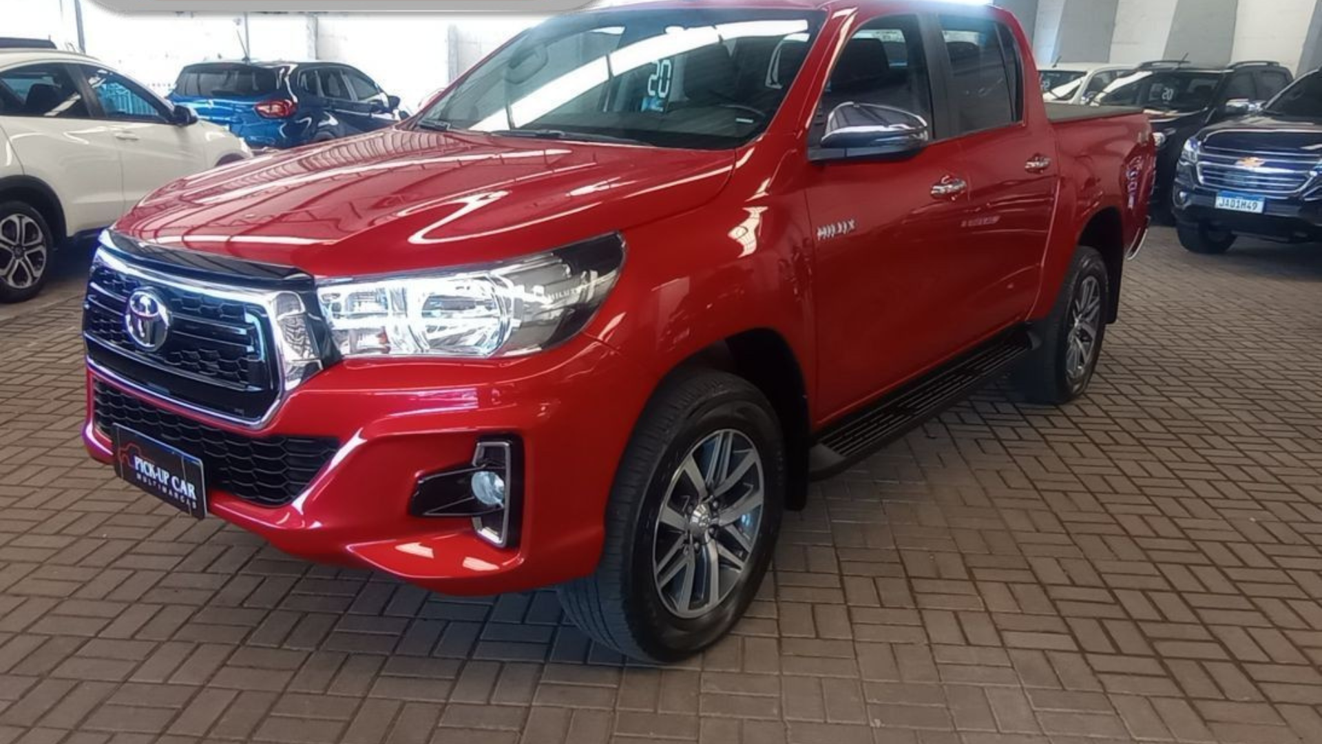 Caminhonete Hilux é furtada em frente a restaurante