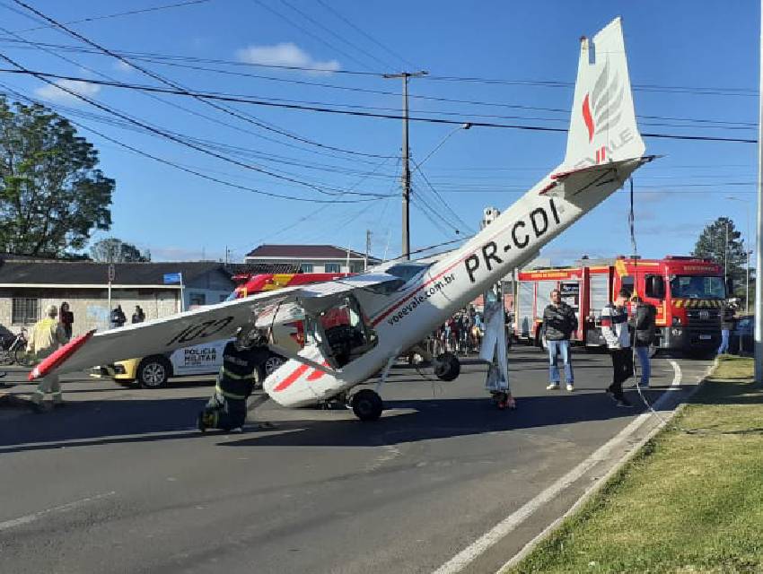 Avião cai no meio de cidade na divisa entre SC e Paraná