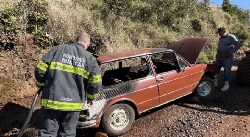 Brasília pega fogo no interior de Saudades e incêndio é controlado por populares