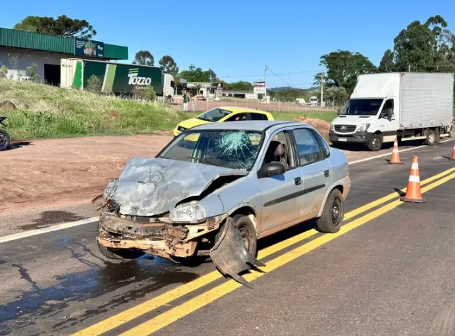 Colisão traseira deixa dois feridos na PR-483