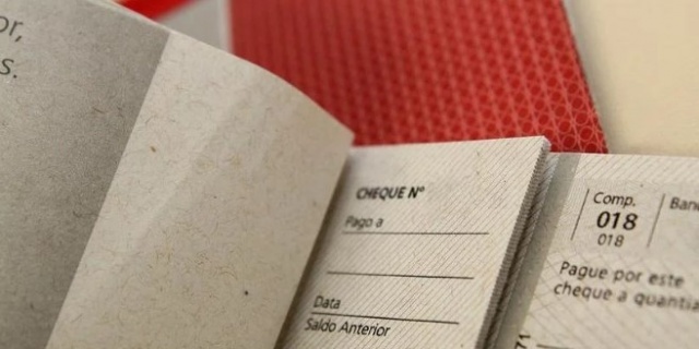 Uso de cheques por brasileiros cai 18% em 2024 e 96% desde 1995, aponta Febraban