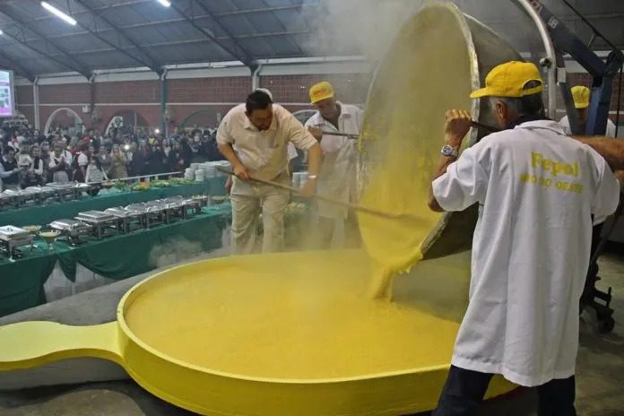 Maior polenta artesanal do mundo: Festa em Rio do Oeste faz prato gigantesco