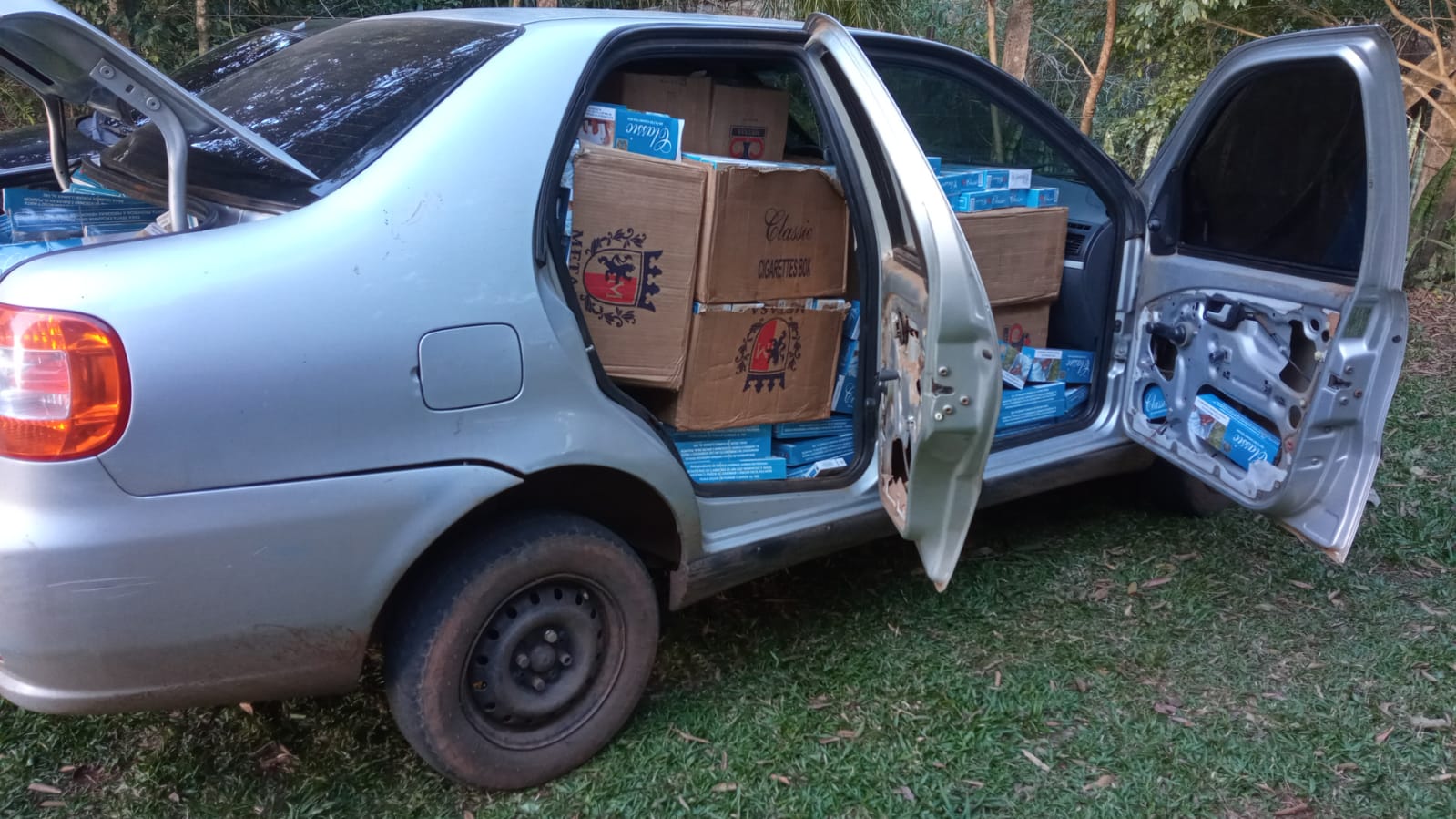 900 pacotes de cigarro contrabandeados são apreendidos pela Polícia Militar