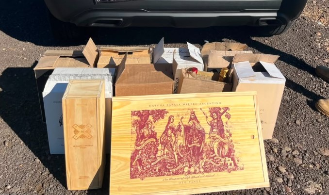 PM apreende 51 garrafas de vinho argentino durante fiscalização na SC-161