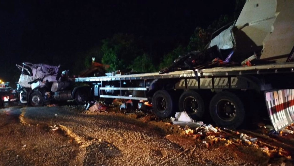 Dois motoristas morrem em colisão entre duas carretas na BR-163