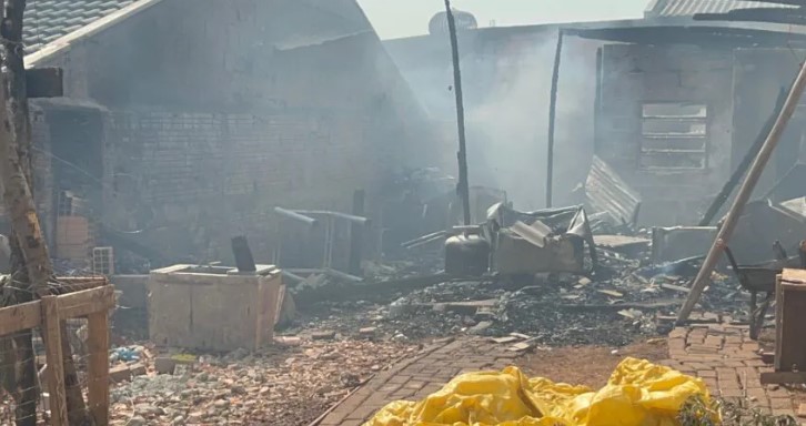 Criança de 2 anos morre carbonizada em incêndio de residência