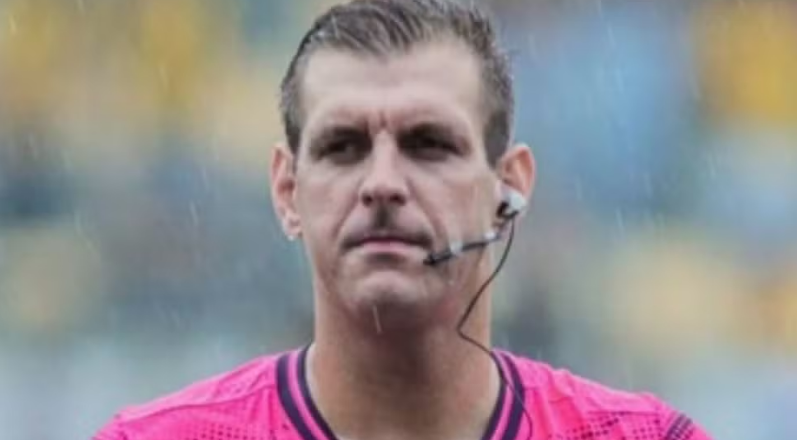 Árbitro de futebol de SC morre após carro bater em terminal e pegar fogo
