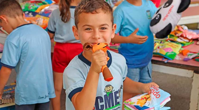 Administração Municipal e Secretaria de Educação adquirem livros e alunos da Rede Municipal de Educação ficam encantados com o formato, a textura e as cores dos mesmos