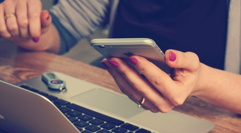 Pesquisas confirmam que telefones escutam suas conversas