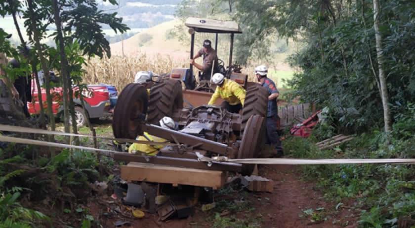 Trabalhador fica mais de 1h embaixo de trator tombado em cidade