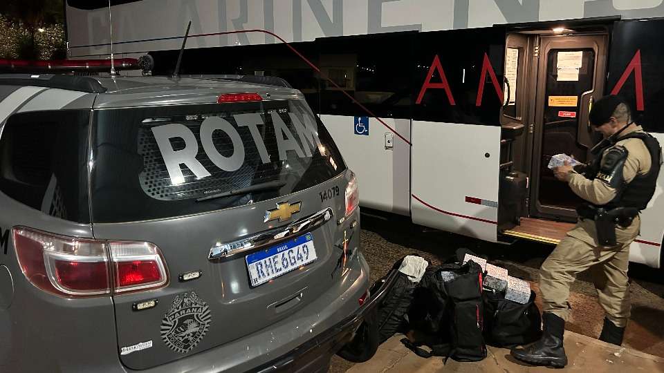 Mulher é presa com centenas de anabolizantes e cigarros eletrônicos em ônibus no Oeste do Paraná