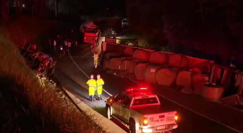 Uma pessoa morre e três ficam feridas em acidente entre caminhão e caminhonete na BR-277