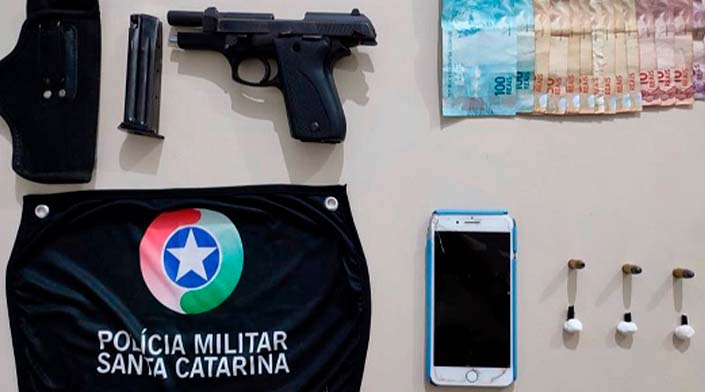 Jovem é preso com arma e drogas