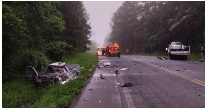 Acidente na BR-470 mata motorista e caroneiro de Saveiro