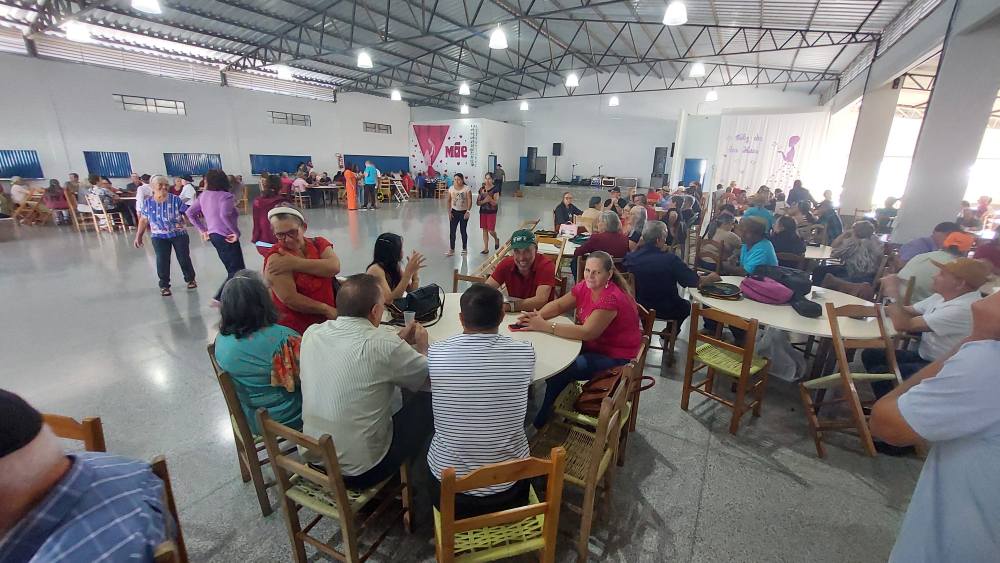 Administração Municipal realiza evento especial em homenagem ao Dia das Mães com grupos de idosos