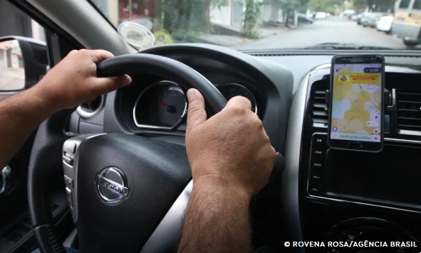 1,7 milhão de brasileiros trabalharam por plataformas digitais com renda acima da média em 2024, diz IBGE