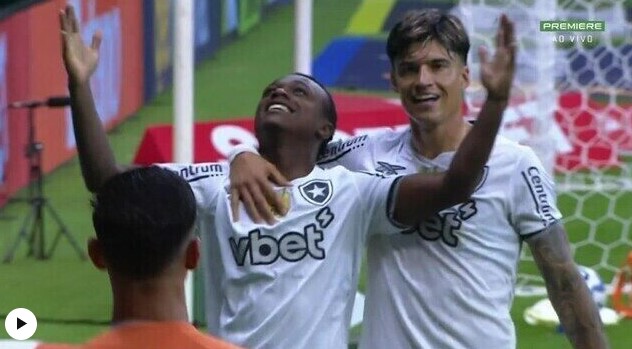 Botafogo vence o Vasco em estreia de Davide Ancelotti e cola no G-4