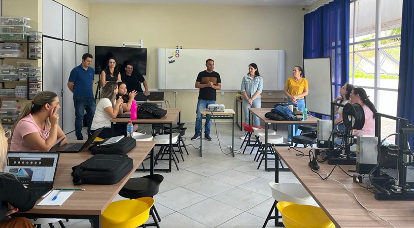 Coordenadoria regional de educação de Dionísio Cerqueira realiza formação com os professores orientadores de Espaço Maker